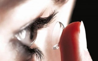 怎么帮人摘隐形眼镜，怎样帮别人摘隐形眼镜